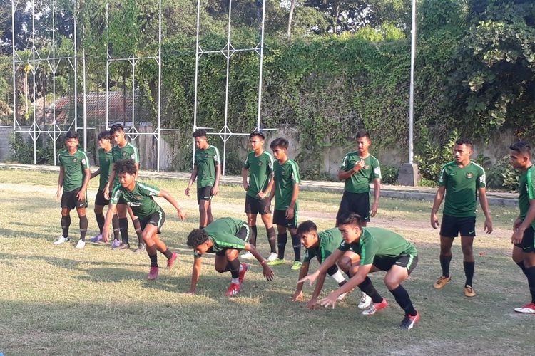 Pemain Timnas U-19 saat latihan di Lapangan Sidakarya, Denpasar, Sabtu (19/10/2019) sore.