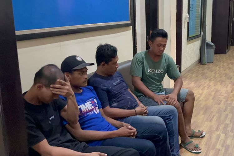 Empat orang dicurigai habis menggelar pesta sabu-sabu, diperiksa petugas dari Satresnarkoba Polres Mojokerto, Jawa Timur, Selasa (23/1/2024).