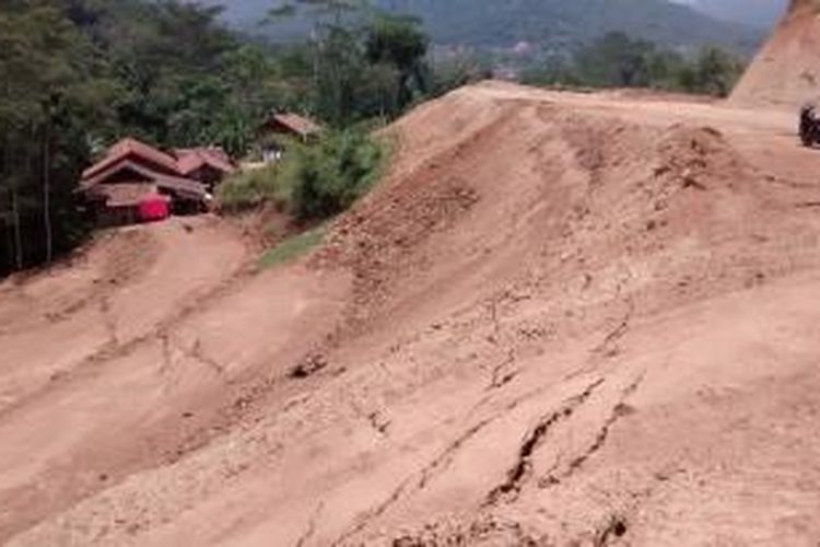 Rumah yang berada di bawah akses jalan upper Cisokan terancam tertimpa longsor.