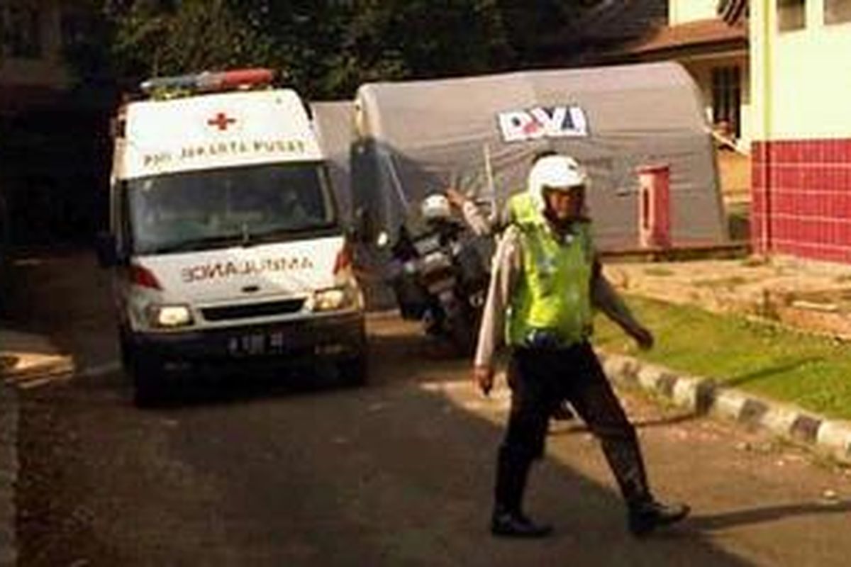 Kedatangan kantung jenazah di RS Polri, Jakarta, Sabtu (12/5/2012). Kantung jenazah diangkut dengan ambulans dari Bandara Halim Perdana Kusuma.