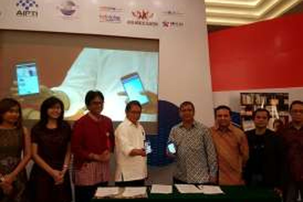 Menteri Komunikasi dan Informatika Rudiantara dan Pembina IndoTelko Forum Johnny Swandi Sjam meresmikan aplikasi Indotelko di Google Play pada Kamis (15/12/2016) bersama founder IndoTelko, Doni Ismanto Darwin. 