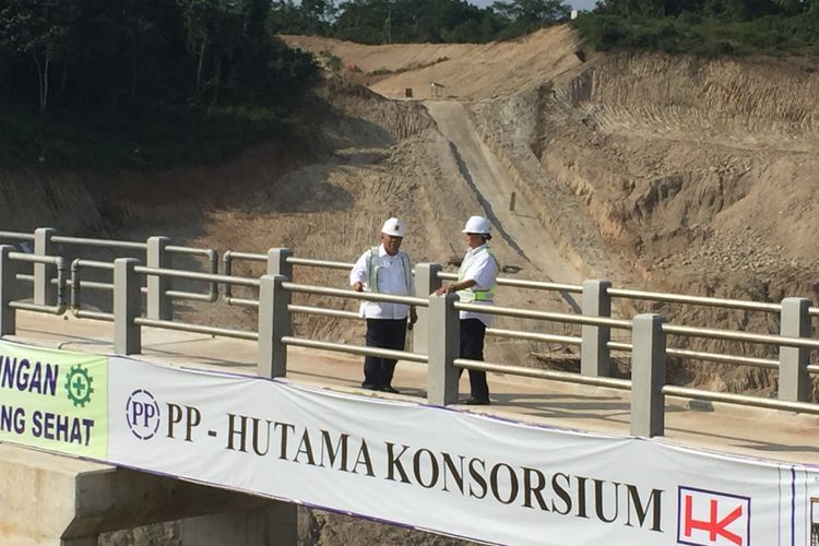 Menteri PUPR Basuki Hadimuljono dan Gubernur Banten Wahidin Halim berbincang di atas Bendungan Sindang Heula di Kabupaten Serang, Banten, Rabu (30/8/2017).