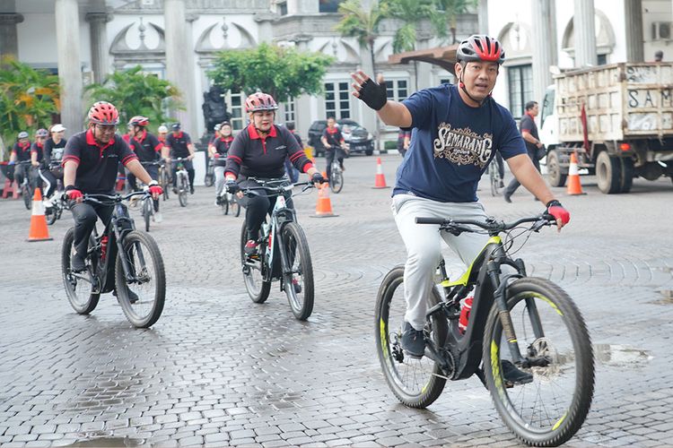 Wali Kota Semarang saat bersepeda di Kecamatan Semarang Tengah