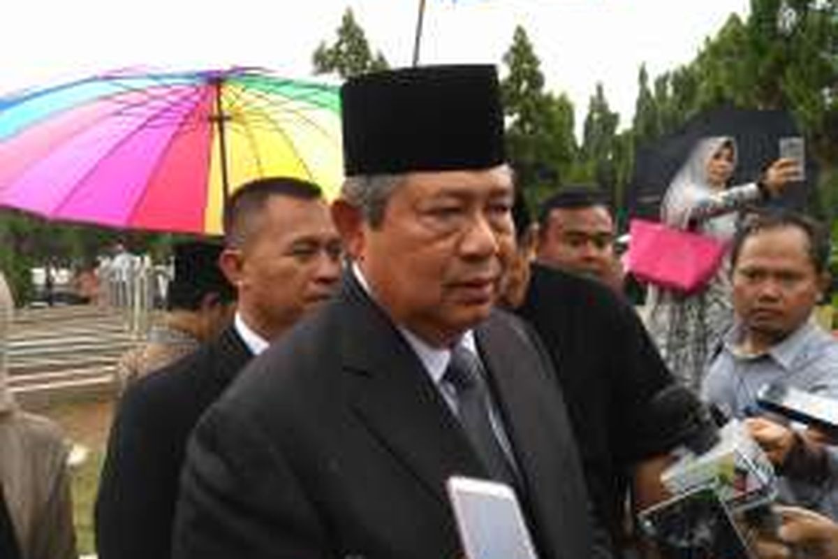 Mantan Presiden Susilo Bambang Yudhoyono (SBY) di pemakaman mantan Menteri Agama Maftuh Basyuni, Taman Makam Pahlawan Kalibata, Jakarta, Rabu (21/9/2016)