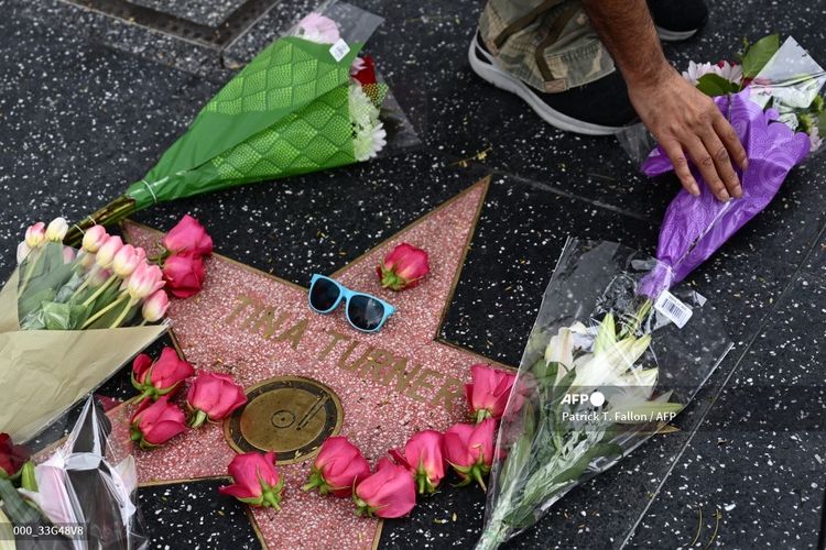 Para penggemar meninggalkan bunga di bintang Hollywood Walk of Fame Tina Turner, Hollywood, California, Rabu (24/5/2023) untuk mengucapkan dukacita atas kepergian sang ratu rock 'n roll. Tina Turner meninggal dunia di Swiss setelah menderita sakit cukup lama. 