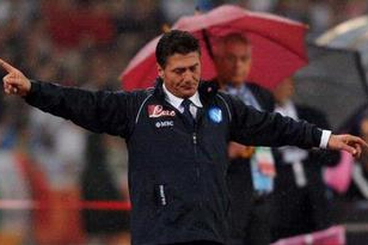 Salah satu ekspresi pelatih Napoli, Walter Mazzarri, pada laga Piala Super Italia melawan Juventus, di Beijing, Sabtu (11/8/2012).
