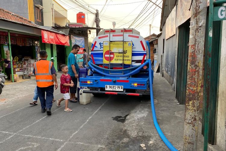 Mobil tangki air bersih milik PAM Jaya menyuplai air ke warga yang tinggal di RW 011 Pegadungan, Kalideres, Jakarta Barat, Rabu (13/9/2023). 