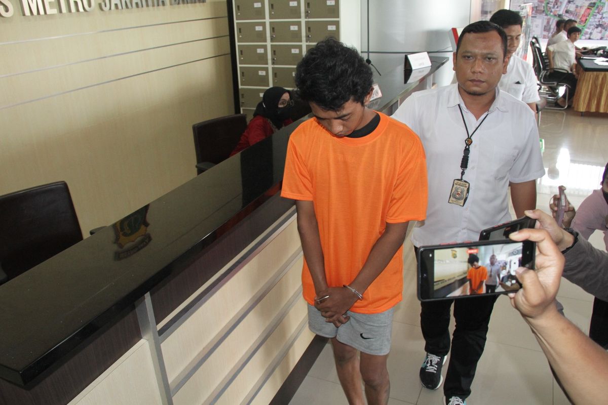 Samsul Yudianto (23), pria yang memperkosa dan menganiaya mantan pacar, lalu menyebarkan videonya ditangkap penyidik Polres Metro Jakarta Barat.