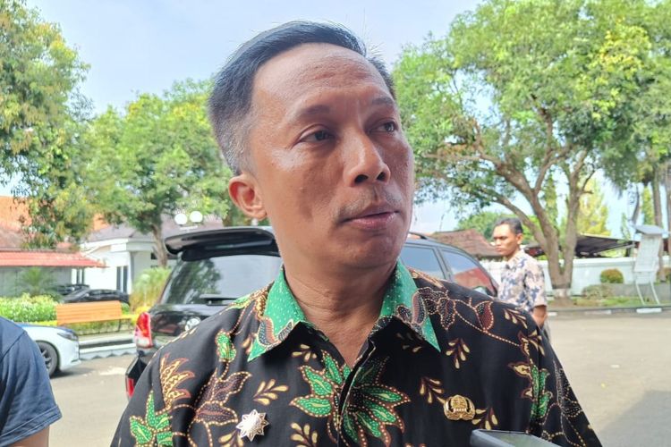 Pj Bupati Cilacap Awaluddin Muuri di kompleks Pendopo Bupati Cilacap, Jawa Tengah, Rabu (12/6/2024).