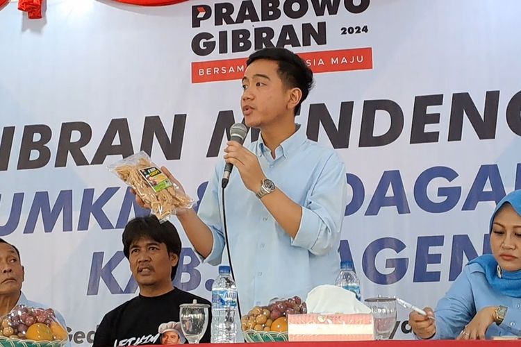 Calon Wakil Presiden (Cawapres) Gibran Rakabuming Raka saat bertemu seribuan pelaku Usaha Mikro Kecil dan Menengah (UMKM), di Kabupaten Sragen, Jawa Tengah (Jateng), pada Senin (1/1/2024).