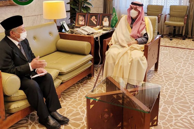 Duta Besar (Dubes) RI untuk Kerajaan Arab Saudi, Abdul Aziz Ahmad melakukan kunjungan kehormatan dengan Gubernur Riyadh, Y.M Faisal bin Bandar bin Abdul Aziz Al Saud di ruang kerjanya di Kantor Gubernur Riyadh, Minggu (6/2/2022).