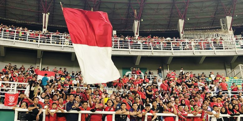  Suporter timnas Indonesia mengibarkan bendera merah putih saat mendukung laga FIFA Matchday 2025 melawan Taiwan yang berakhir dengan skor 5-0 di Stadion Gelora Bung Tomo Surabaya, Jawa timur, Jumat (5/9/2025) malam.