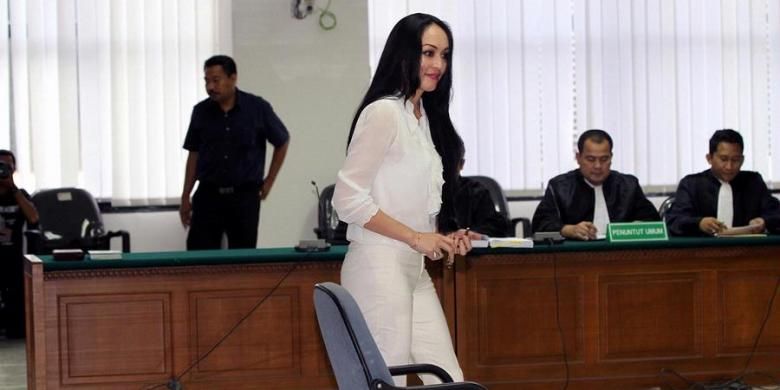Angelina Sondakh menjalani sidang vonis yang digelar di Pengadilan Tindak Pidana Korupsi, Jakarta, Kamis (10/1/2013). Angie divonis 4 tahun 6 bulan penjara dengan denda 250 juta Rupiah, karena terbukti terlibat dalam kasus korupsi penerimaan hadiah dalam penganggaran di Kemendiknas.  