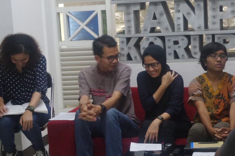 Koalisi Masyarakat Sipil Peduli KPK mendorong penuntasan kasus penyidik KPK Novel Baswedan dalam diskusi di sekretariat ICW, Jakarta, Jumat (21/4/2017).