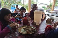 [UNIK GLOBAL] Keluarga Ini Mengira Makan di Warung, Ternyata... | Damkar Bantu Lepas 2 Cincin yang 