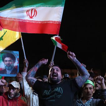 Warga Iran bereaksi setelah pengumuman gencatan senjata di Lapangan Enqelab, Teheran, Rabu (8/4/2026). Amerika Serikat (AS) dan Iran sepakat untuk gencatan senjata selama dua minggu, kurang dari satu jam sebelum tenggat waktu yang ditetapkan Presiden AS Donald Trump.