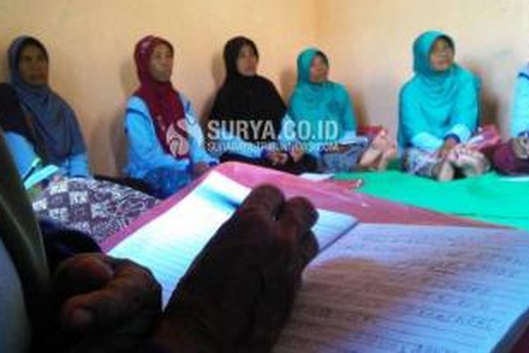 Ibu-ibu mengikuti pelajaran baca tulis Nunuk Fauziyah di Dusun Santren, Desa Banjarwoto, Kecamatan Bangilan, Tuban, Senin (20/4/2015). 