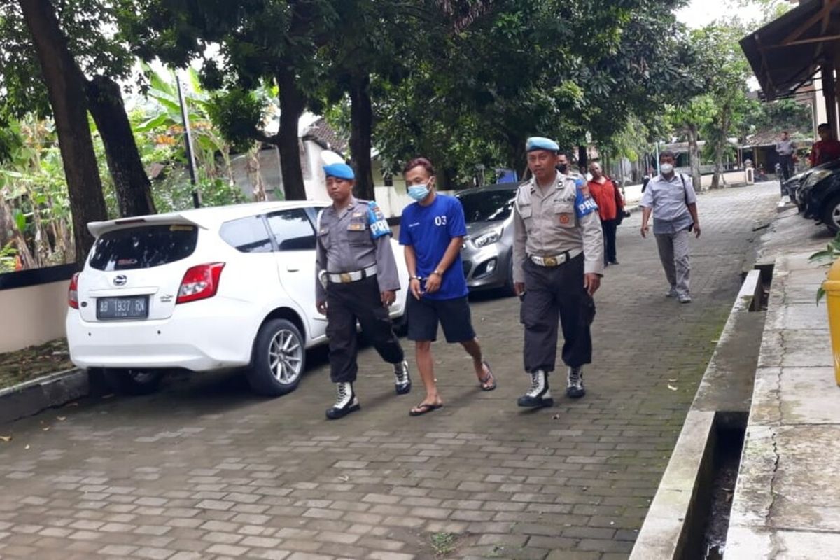 SH (kaos biru) saat diamankan di Mapolsek Imogiri, Bantul, karena mencuri mesin pompa untuk modal nikah. Rabu (25/1/2023)