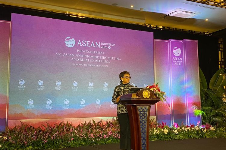 Menteri Luar Negeri Retno L. P. Marsudi menyampaikan hasil pertemuan para Menlu ASEAN dan negara mitra pada 11-14 Juli 2023 dalam konferensi pers di Jakarta, Jumat (14/7/2023). 
