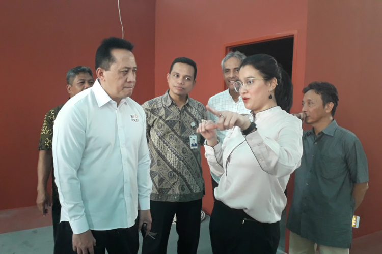 Kepala Badan Ekonomi Kreatif Triawan Munaf dan Ketua Parfi 56 Marcella Zalianthy saat meninjau pembangunan bioskop rakyat di Pasar Teluk Gong, Jumat (8/3/2019).