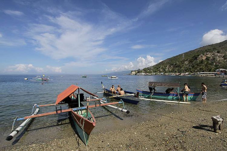 Sejumlah wisatawan mancanegara mengunjungi obyek wisata Hiu Paus di Botubarani, Kabupaten Bone Bolango, Gorontalo, Minggu (21/4/2019). Pengamat mencatat bahwa puncak musim kedatangan kelompok Hiu Paus ke perairan tersebut yaitu pada bulan Mei dan Juni.