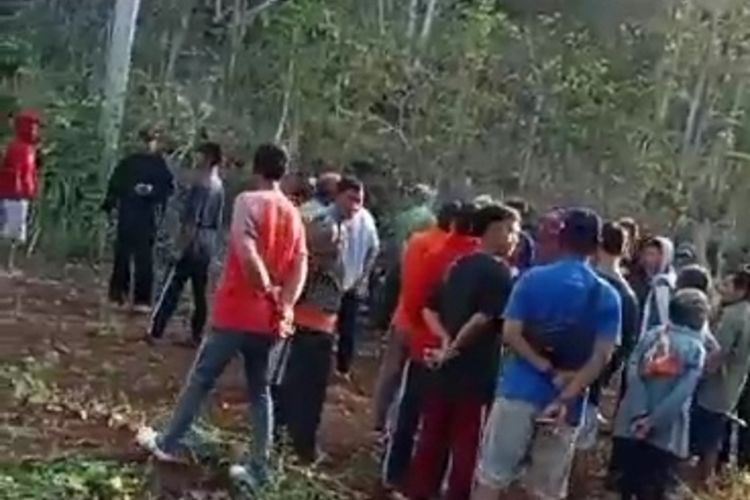 Warga saat mencari dua orang pelaku pencurian kambing di Kapanewon Tanjungsari, Gunungkidul. Rabu (20/9/2023)