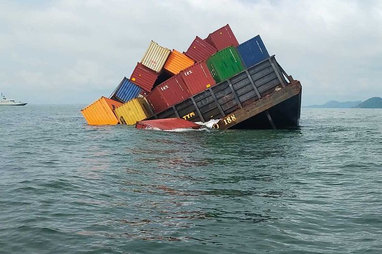 Kapal tongkang Marcopolo 188 hampir tenggelam di perairan Takong Hiu, Kabupaten Karimun, Kepulauan Riau (Kepri), Kamis (26/5/2022) pagi.