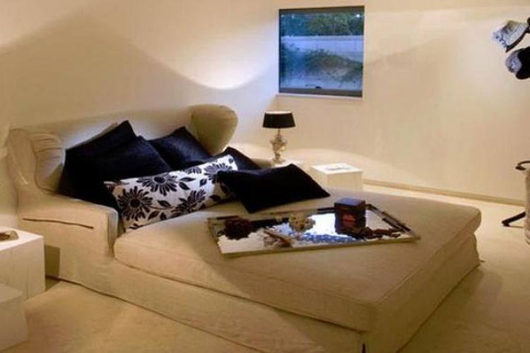 Sofa tidur (dikenal juga dengan sofa bed) relatif mahal ketimbang sofa biasa. Cermat dalam memilih sofa tidur mampu membawa banyak keuntungan pada keluarga Anda.