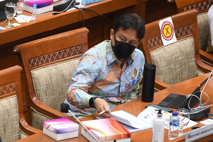 Menteri Kesehatan Budi Gunadi Sadikin (kanan) mengikuti rapat kerja dengan Komisi IX DPR di Kompleks Parlemen, Senayan, Jakarta, Senin (15/3/2021). Rapat kerja tersebut membahas satu tahun penanganan pandemi COVID-19 di Indonesia dan kesiapan serta skema vaksinasi gotong royong. ANTARA FOTO/Hafidz Mubarak A/foc.