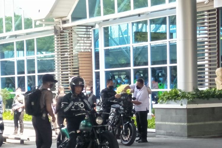 Presiden Jokowi mengendarai motor menuju ke Sirkuit Mandalika, Kamis (13/1/2022).