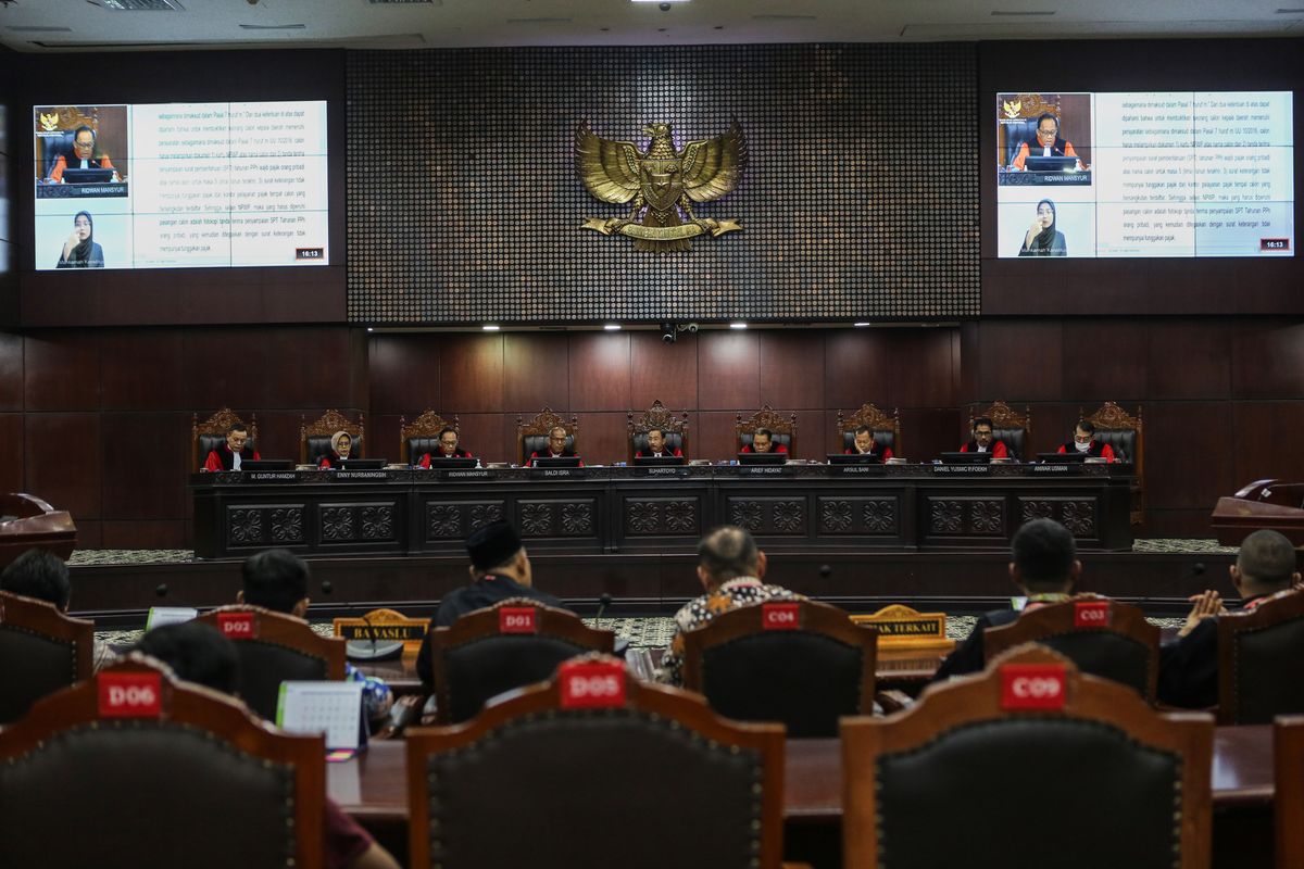 Ketua Mahkamah Konstitusi (MK) Suhartoyo (tengah) bersama Wakil Ketua Mahkamah Konstitusi Saldi Isra (keempat kiri), Anggota Majelis Hakim MK Arsul Sani (ketiga kanan), Arief Hidayat (keempat kanan), Ridwan Mansyur (ketiga kiri), Anwar Usman (kanan), Daniel Yusmic (kedua kanan), Guntur Hamzah (kiri), dan Enny Nurbaningsih (kedua kiri) memimpin sidang Perselisihan Hasil Pemilihan Umum (PHPU) Wali Kota Kota Palopo dan Bupati Kabupaten Mahakam Ulu Tahun 2024 di Mahkamah Konstitusi, Jakarta, Selasa (8/7/2025). Dalam sidang beragendakan pengucapan putusan atau ketetapan tersebut Mahkamah menyatakan permohonan para pemohon tidak dapat diterima. 