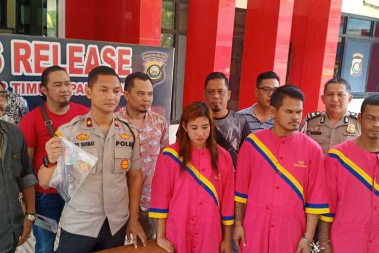 Agus alias Untung (39) bersama istri sirinya Evita Vab Bone alias Martini (35) dan pelaku Bayu Hanggara Disaputra (28) ketika berada di Polsek Ilir Timur I Palembang. Agus merelakan istrinya berselingkuh dengan seorang kakek berumur 60 tahun berinisial JH, untuk menguasai harta korban.