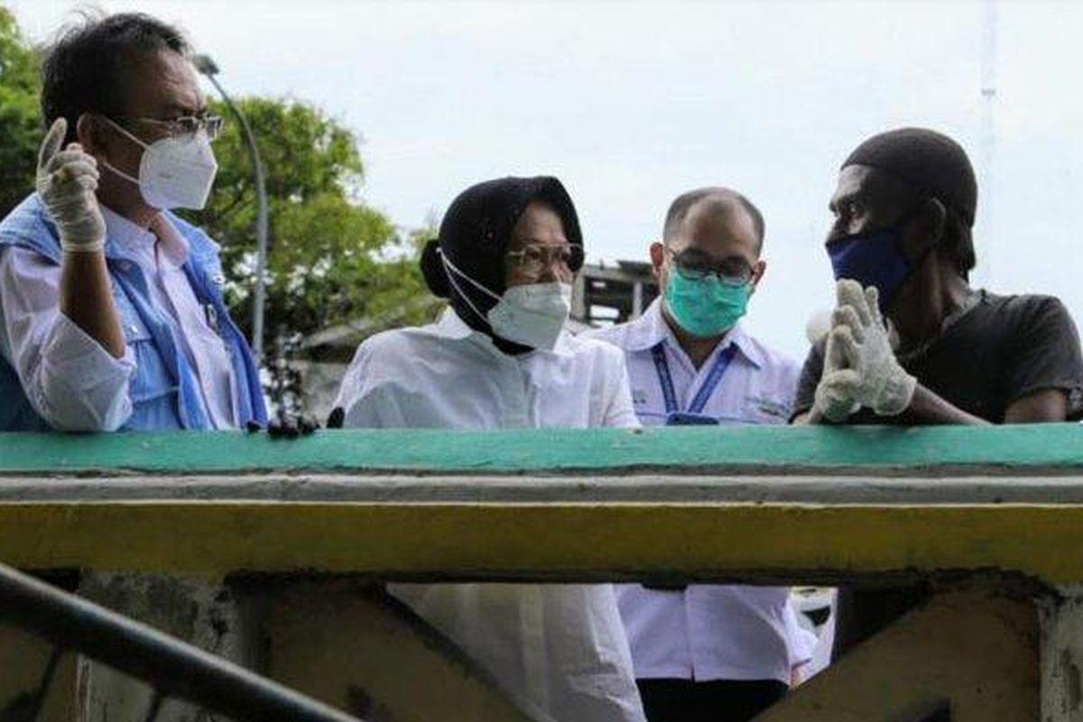 Hari pertama berdinas sebagai Menteri Sosial, Tri Rismahirini alias Risma menemui seorang pemulung di kawasan aliran Sungai Ciliwung, belakang kantor Kementerian Sosial. 