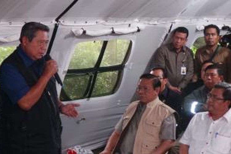 Presiden Susilo Bambang Yudhoyono saat meninjau posko banjir di Karawang, Jawa Barat, Selasa (21/1/2014).