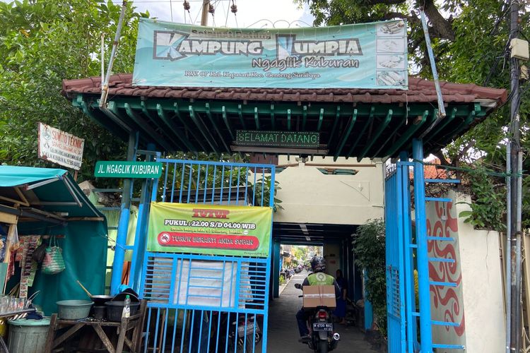 Pintu masuk Kampung Lumpia Surabaya yang berada di Gang Ngaglik Kuburan.