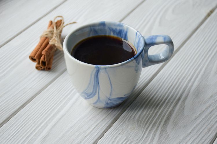 Salah satu bahan rempah yang cocok dicampurkan ke dalam kopi adalah kayu manis.