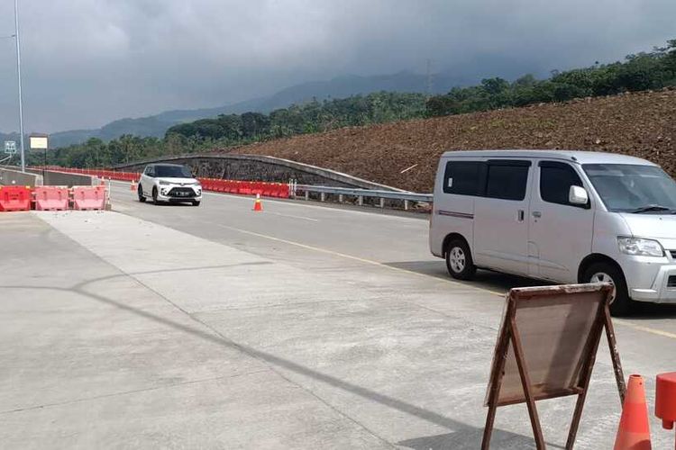Tol Cisumdawu mulai beroperasi penuh hari ini, Minggu (16/4/2023). Dok. Polres Sumedang/KOMPAS.com