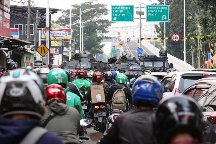 Anggota TNI dan Polri melakukan penyekatan kendaraan saat PPKM Darurat di Jalan Raya Lenteng Agung, Jakarta Selatan, Senin (5/7/2021). Penyekatan ini mengakibatkan kemacetan parah di ruas Jalan Raya Lenteng Agung.