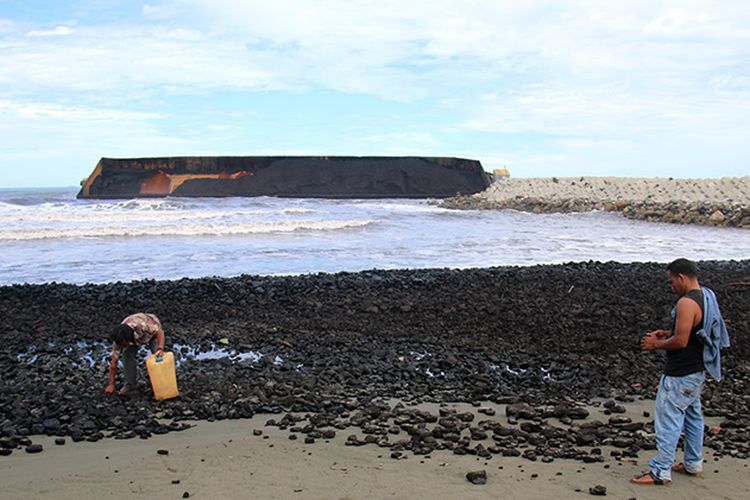 Kapal tongkang batubara milik PT MIfa Bersaudara terbalik di kawasan perairan laut Kecamatan Kuala Pesisir Nagan Raya, Aceh, tongkang ini diduga sudah terbalik sejak dua hari laut saat terjadi angin kencang, Sbtu (02/06/17).