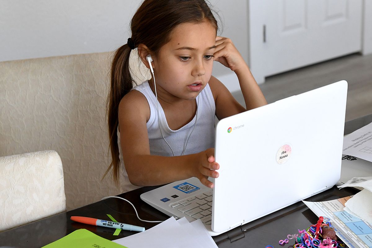 Ilustrasi anak sedang sekolah online atau belajar dari rumah