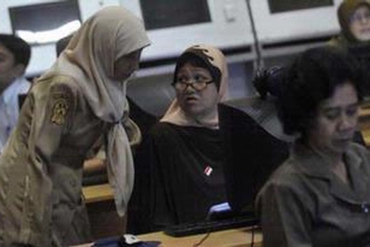 Gagal Mengikuti Uji Kompetensi Guru - Sejumlah guru menunggu kesempatan mengerjakan soal Uji Kompetensi Guru yang harus digarap secara daring (online) di laboratorium komputer SMK Negeri 2 Yogyakarta, Yogyakarta, Senin (30/7). Hingga waktu pengerjaan usai, koneksi jaringan komputer ke server penyedia soal UKG belum dapat dilakukan sehingga mereka belum dapat mengikuti ujian tersebut. Permasalahan tersebut juga dialami peserta UKG di sejumlah daerah lainnya sehingga sebagian daerah terpaksa menunda ujian tersebut. 