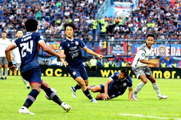 Pemain Arema FC Renshi Yamaguchi dan pemain Persib Bandung Beckham Putra saat pertandingan pekan ke-9 Liga 1 2022-2023 yang berakhir dengan skor 1-2 di Stadion Kanjuruhan Kepanjen, Kabupaten Malang, Minggu (11/9/2022) sore