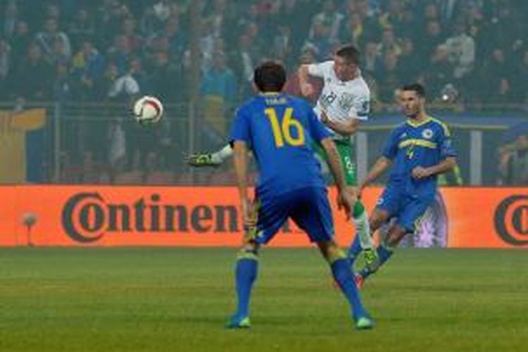 Laga Bosnia vs Irlandia pada play-off kualifikasi Piala Eropa 2016 di Zenica terganggu kabut, Jumat (13/11/2015). 