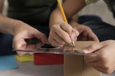 7 Cara Membuat Mainan dari Kardus, Alternatif Pembelajaran yang Menyenangkan Bagi Anak