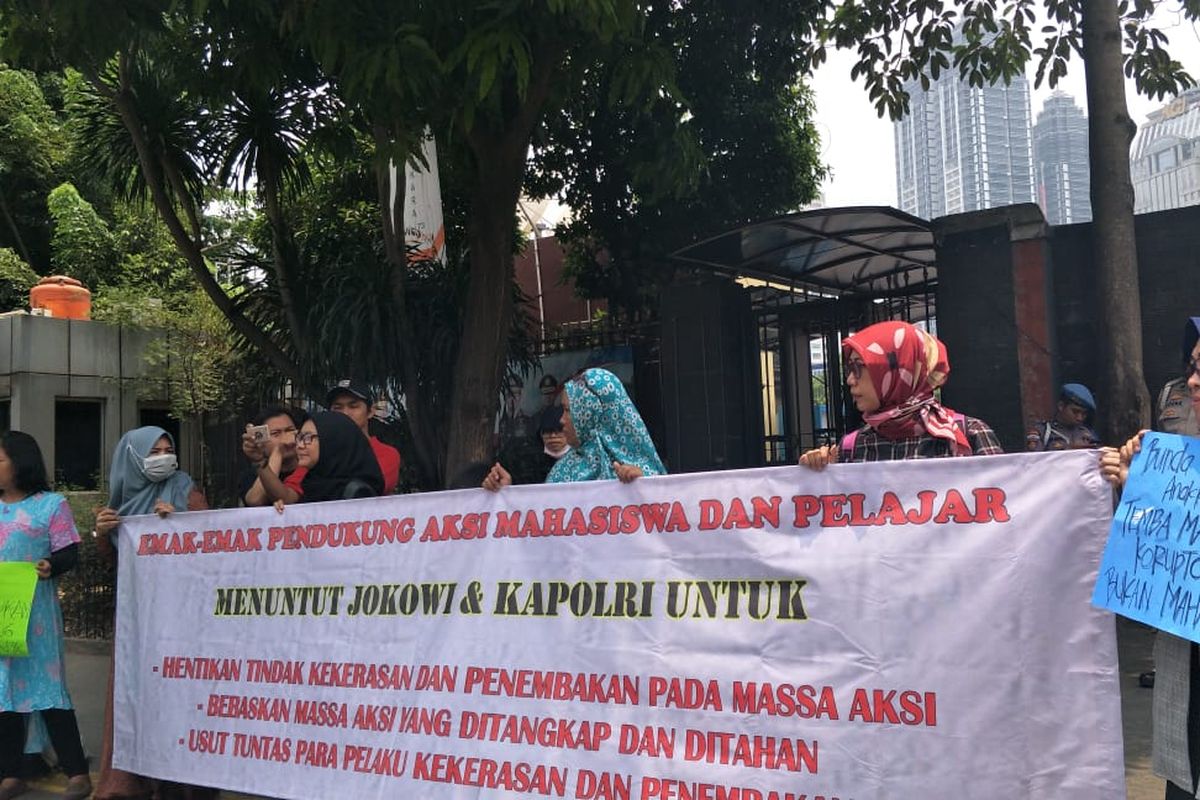 Sejumlah emak-emak gelar aksi di depan Kantor Polda Metro Jaya, Minggu (29/9/2019).