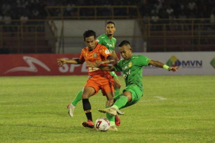 Pemain bertahan Persiraja Banda Aceh, Agus Suhendra, mengawal ketat pemain Bhayangkara, Sani Rizki Fauzi, dalam Liga 1 musim 2020 di Stadion Harapan Bangsa, Sabtu (29/2/2020).