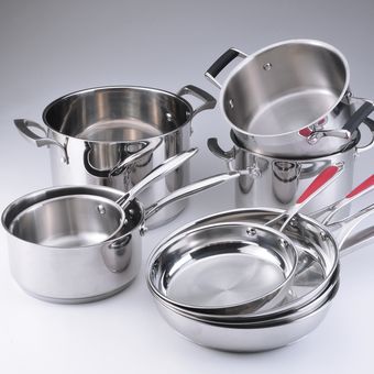 Ilustrasi panci dan wajan stainless steel, peralatan masak stainless steel. 