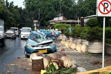 Taksi Ringsek Tertimpa Pohon Tumbang Depan Hotel Milenium