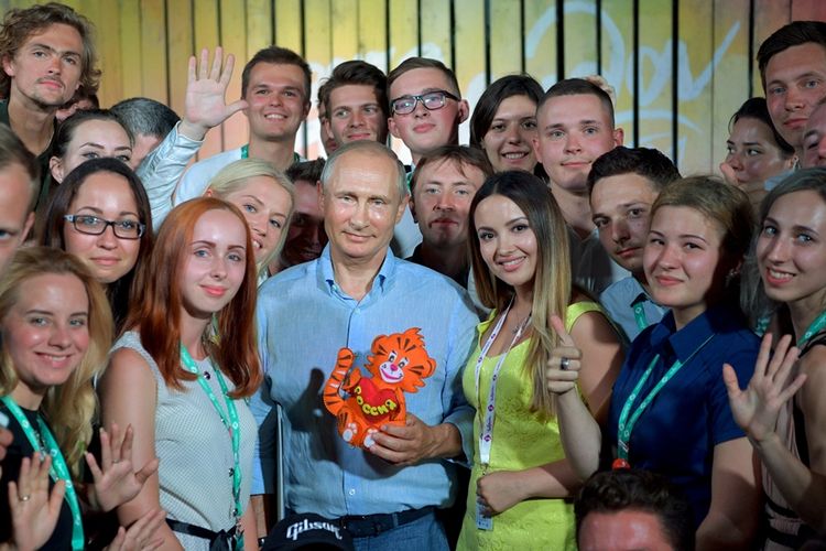 Presiden Vladimir Putin (tengah) berfoto bersama generasi muda Rusia saat mengunjungi sebuah forum pemuda tahunan di Baikalskaya Spit pada 2017.