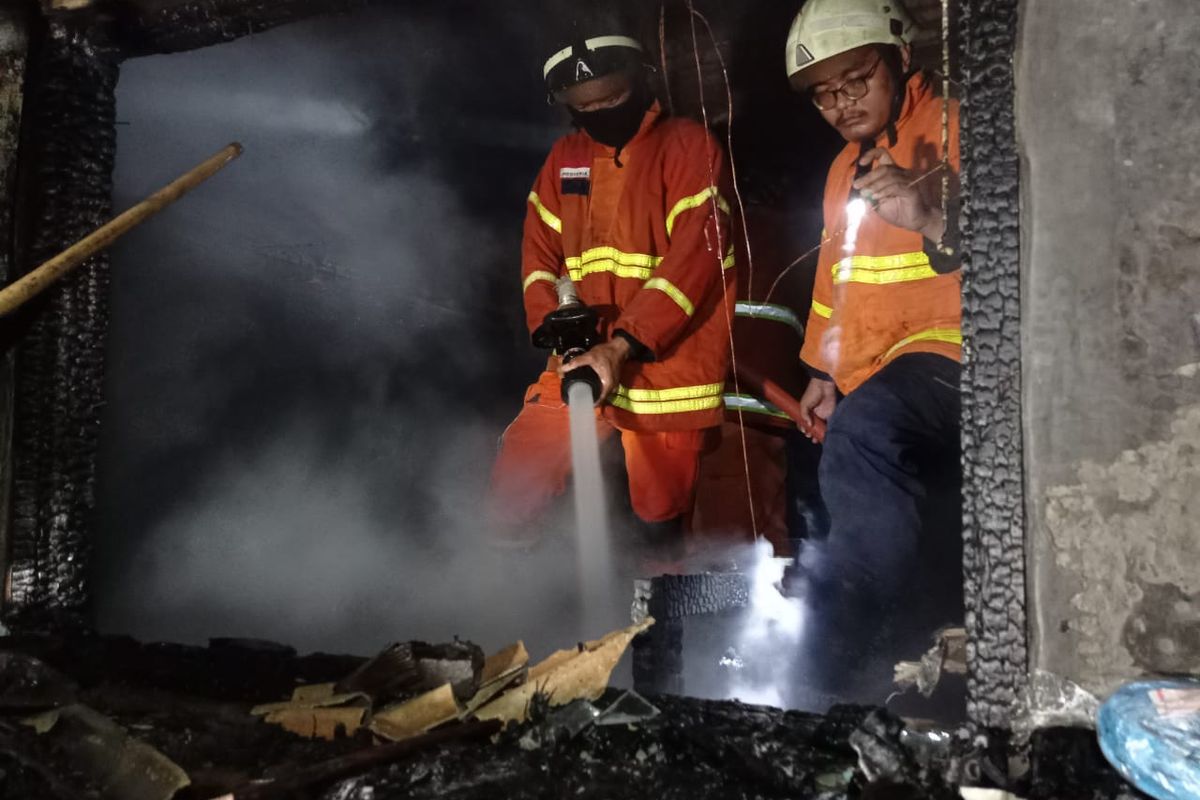 Dinas Pemadam Kebakaran (Damkar) Kota Bekasi berusaha memadamkan api pada sebuah kantin yang mengalami kebakaran Kelurahan Bojong Menteng, Rawalumbu, Kota Bekasi pada Minggu (6/3/2022) dini hari. (KOMPAS.com/Dokumentasi Pribadi). 